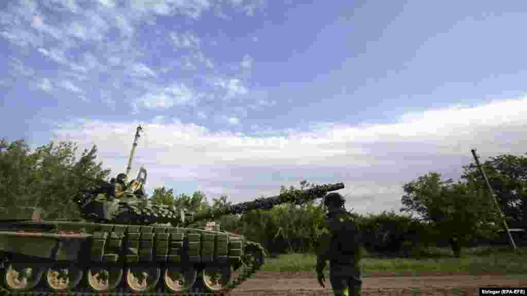 Ukrajinski vojnici zauzimaju položaje u blizini Bahmuta. Ako put koji vodi ka Lisičansku i Sjeverodonjecku bude zauzet, ukrajinskim snagama bi ostao samo jedan put snabdevanja - preko Siverska.