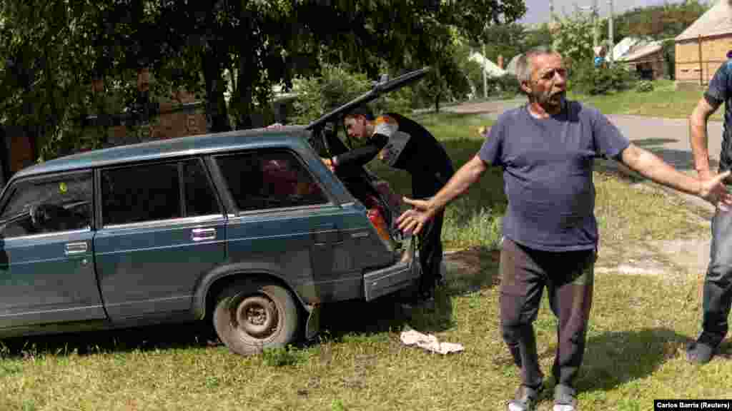 Stanovnici Bahmuta napuštaju svoje kuće i evakuišu se pred ruskom vojskom