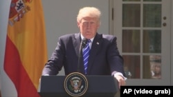 Trump na press konferenciji ispred Bijele kuće 