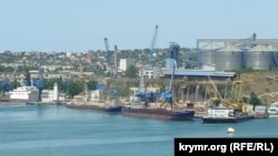 Два балкера под погрузкой у зернового терминала в Севастопольской бухте, 3 июня 2022 года