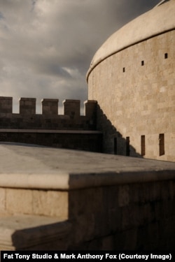 Spoljašnji zid nekadašnje tvrđave - logora, a sada hotel-ostrva „Mamula Island“ foto: Fat Tony Studio & Mark Anthony Fox