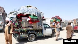 Refugiați afgani îndreptându-se către graniță