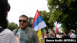 "Ruski narod je, nažalost, kao zombi i užasno je koliko ne čuju drugu stranu. Slušaju samo ono što se priča na televiziji i u novinama u Rusiji", kaže Stanislav Suslov.