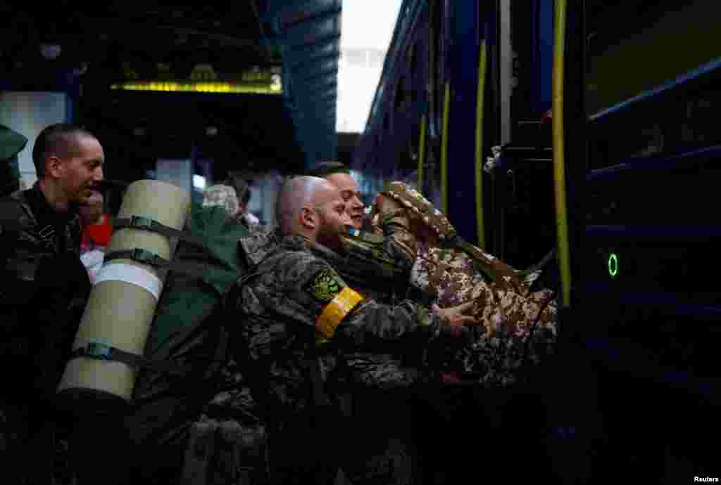 Zigan eredeti foglalkozása színész-rendező-drámaoktató, társát, Antoninát is a színházban ismerte meg. 2014-ben, az első oroszországi támadások idején költöztek a fővárosba a Krím félszigetről