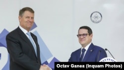 Președintele Klaus Iohannis și șeful SRI, Eduard Hellvig. Proiectele legilor securității au fost făcute în birourile serviciilor secrete, spun organizațiile neguvernamentale.