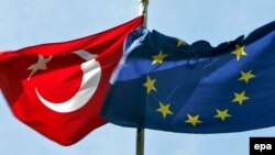 ევროკავშირისა და თურქეთის დროშები