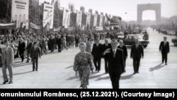 „De obicei, cultul lui Nicolae Ceaușescu și cel aparținând Elenei Ceaușescu veneau într-o succesiune liturgică, aproape standardizată, în care erau pomenite calitățile și meritele lui, iar în fraza următoare calitățile și meritele ei”, relatează Cosmin Popa.