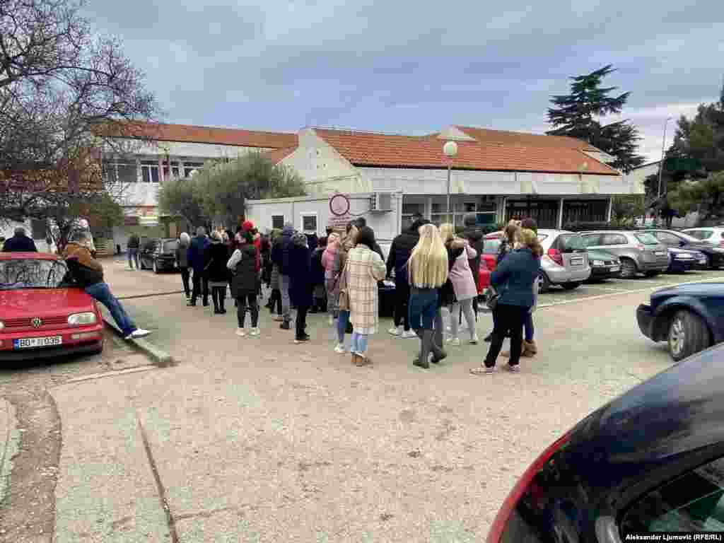 Iz Instituta dodaju da se u narednim danima očekuje povećanje broja oboljelih. (na fotografiji: red isped COVID-ambulante u Budvi, 4. januar 2022.)