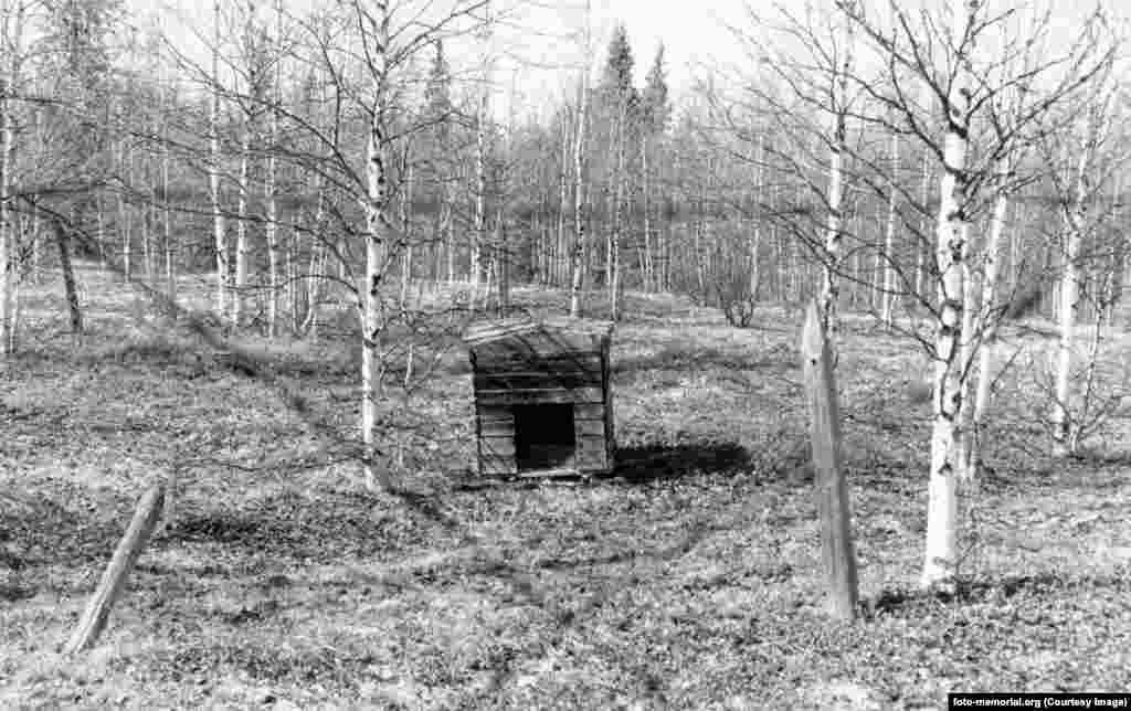 Куќарка за куче кое било тренирано да чува затвореници на проектот за принудна работа на Трансполарната линија.