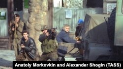 Suporterii președintelui exilat Gamsahurdia într-o fotografie de epocă, de la Tbilisi.