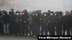 Бейбіт наразылық шеруіне шыққан демонстранттар. Алматы, 5 қаңтар, 2022 жыл