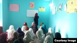 "Cilj osnivanja ove škole je da pomogne devojčicama da nastave učenje pošto je njihovo obrazovanje zaustavljeno nakon što su (talibani) uzeli vlast", rekla je za Mursal Radio Azadi RSE-a.