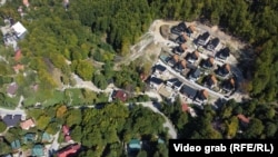 Tužilaštvo veruje da je samo Bratislav Nikolić, kroz izdavanje nelegalnih dozvola za gradnju vila, stekao preko milion eura. Tužilaštvo je saopštilo da će objekti, koji su izgrađeni bez dozvole, biti privremeno zaplenjeni. 