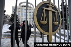 Policajci ispred Moskovskog gradskog suda 29. decembra, nakon odluke da se Centar za ljudska prava Memorijal mora likvidirati.