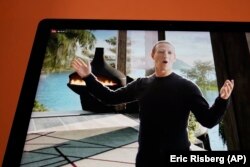 Mark Zuckerberg, a Facebook vezérigazgatója a virtuális valóságról szóló terveikről tart virtuális előadást 2021. október 28-án