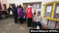 Banjalučani čekaju pomoć ispred narodne kuhinje Mozaik prijateljstva, 30.12.2021.