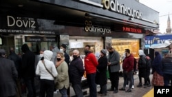 Red ispred menjačnice u Ankari 