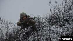 Украински војник учествува во воени вежби во регионот Харков на 20 декември 2021.