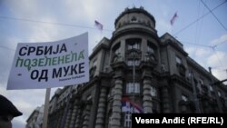 Белград- протести пред зградата на српската влада против рудникот за литиум на Рио Тинто, 18.12.2021