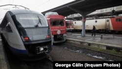 Şase operatori, în frunte cu CFR Călători, asigură transportul feroviar de persoane în România. Autorităţile din Transporturi se pregătesc ca până la finalul anului să le acorde contractele directe de operare pe o perioadă record, de 10 ani. 