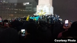 Участники митинга в Караганде в поддержку протестующих в Жанаозене. 4 января 2022 года
