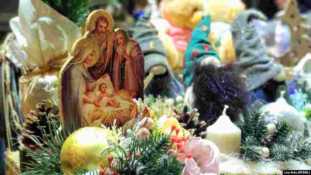 Scena nașterii lui Hristos printre jucării la Târgul de Crăciun