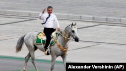 Гурбангули Бердимухамедов, таткото на сегашниот претседател Сердар Бердимухамедов