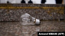 Një poç elektrik i hedhur nga protestuesit shihet para oficerëve të Policisë së Kosovës, në Prishtinë, më 27 dhjetor 2021, gjatë një proteste kundër reduktimeve të rrymës, për shkak të prodhimit të ulët në vend dhe çmimeve të larta të importit.