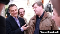 Orbán Viktor és Stumpf István 2009-ben a Bibó István Szakkollégium udvarán, a Fidesz megalakulásának 21. évfordulóján