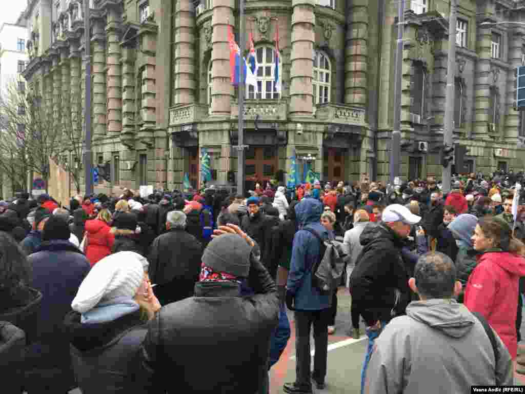 Aktivisti i građani su protiv plana &quot;Rio Tinta&quot; da eksploatiše litijum na zapadu Srbije, jer smatraju da bi ugrozio životnu sredinu. Iz &quot;Rio Tinta&quot; su odbacili kritike i obećali poštovanje svih propisa.