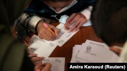 Copii afgani refugiați în SUA îi scriu scrisori lui Moș Crăciun, la biblioteca din Bowling Green, Kentucky, 27 noiembrie 2021.