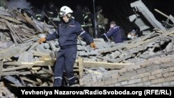 Salvatorii caută supraviețuitori printre dărâmături după atacul Rusiei asupra orașului Zaporojie. 7 noiembrie. 