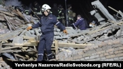 Spasioci tragaju za preživelima posle ruskog napada u gradu Zaporižje, 7. novembar 2024.