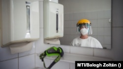  Ápoló a koronavírussal fertőzött betegek fogadására kialakított osztályon a fővárosi Szent János Kórházban 2020. május 14-én.