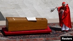 Cardinalul Giovanni Battista Re, sfințind sicriul Papei Francisc în timpul funeraliilor suveranului pontif în Piața Sfântul Petru de la Vatican, pe 26 aprilie 2025