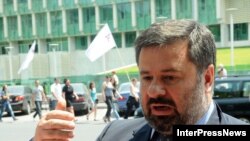 Друзья называли Эроси Кицмаришвили самым азартным игроком этой страны, только тянуло его не в казино, он жил политикой. Эроси никогда не сидел на месте, каждый раз наживая себе новых врагов