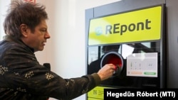 Till Attila televíziós műsorvezető, a MOHU kampányának nagykövete mutatja a REpont használatát Budakeszin 2024. február 7-én. (Képünk illusztráció)