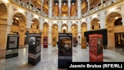 U Vijećnici u Sarajevu fotografije pričaju priče jedanaest žena koje su bile zatvorene u logorima, u njihovom sadašnjem okruženju - bašti, biblioteci crkvi, učionici.
