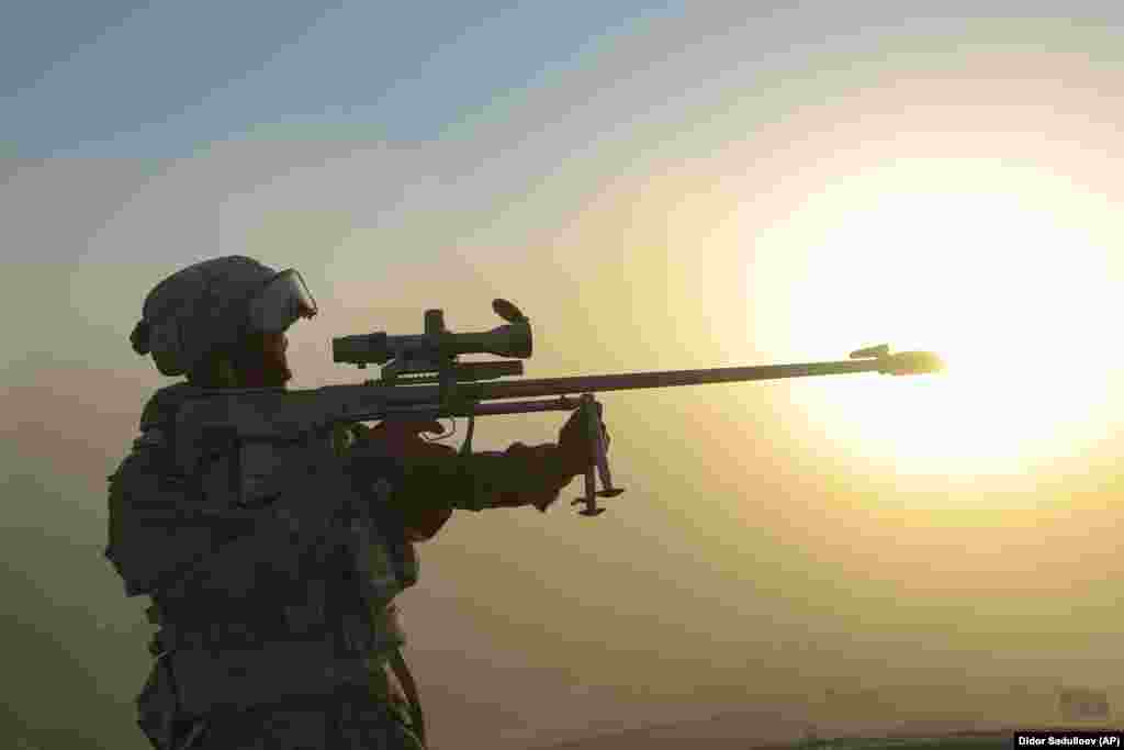 Руски војник нишани со својата пушка.