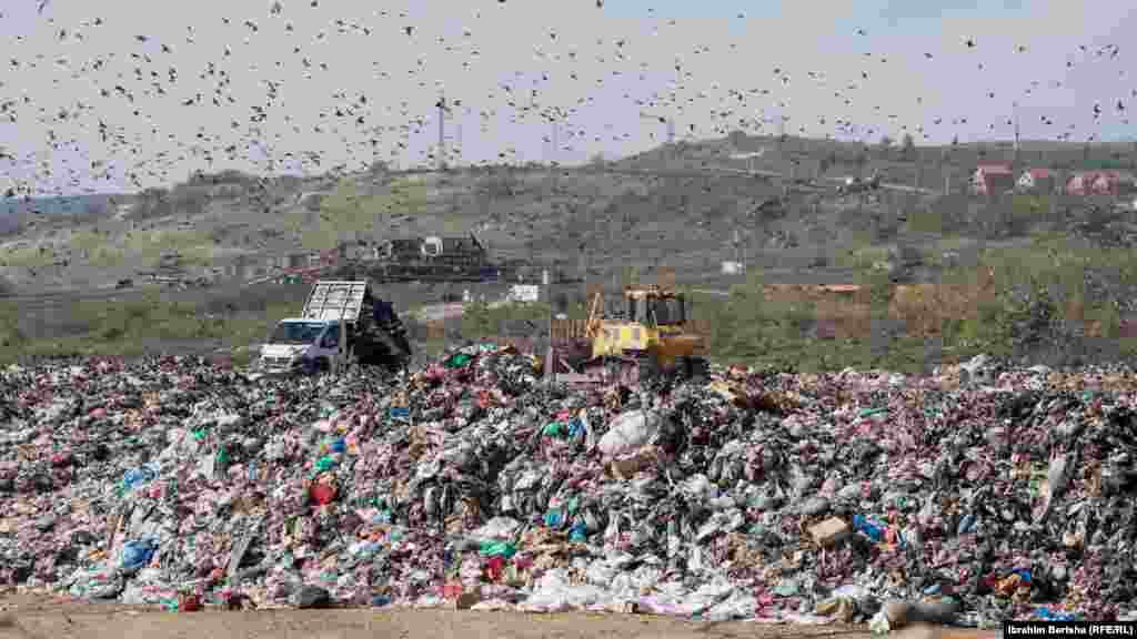 Sorrat duke fluturuar mbi deponinë masive të mbeturinave në Mirash,Kosovë.&nbsp;Deponia e Mirashit është vendi më i madh i hedhjes legale të mbeturinave në Kosovë, ku grumbullohen mbetje nga së paku gjashtë qytete, apo rreth 160 mijë tonë në vit.&nbsp;E ndërtuar më 2006, jashtë standardeve, deponia ka tejkaluar kapacitetet dhe kohën e operimit.