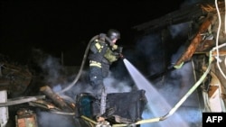 Ukrajinski vatrogasac gasi požar posle ruskog napada dronom na Harkiv, 29. mart 2025.