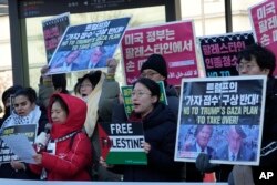 Ljudi protestuju ispred američke ambasade u Seulu protiveći se prijedlogu Donalda Trumpa za Gazu, Južna Koreja, 5. februara 2025.