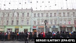 Moldoveni stabiliți în Rusia stau la coadă, la una dintre secțiile de votare deschise la sediul Ambasadei R. Moldova, la alegerile prezidențiale din 3 noiembrie 2024.