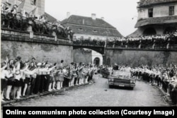 Дети аплодируют кортежу Чаушеску в Сибиу, 1967 год.