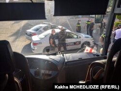 დაცვის პოლიციისა და საპატრულო პოლიციის ეკიპაჟები კარანტინის ავტობუსის წინ