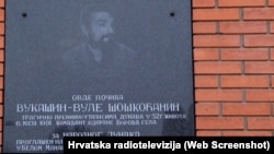 Spomen-ploča Vukašinu Šoškoćaninu na porodičnoj kapeli na groblju u Borovu Selu u Hrvatskoj pre nego što je skinuta, novembar 2024.