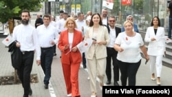 Irina Vlah (în centru), lidera partidului „Inima Moldovei”, locul 3 pe listele „Blocului Patriotic” la parlamentare, alături de membri și simpatizanți ai partidului