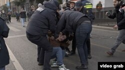 მათე დევიძე დაკავებისას. მელიქიშვილის გამზირი.19 ნოემბერი