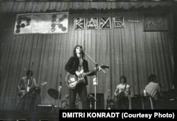 მიხაილ („მაიკ“) ნაუმენკო და მისი ჯგუფი, ზოოპარკი, ლენინგრადის როკ-კლუბის სცენაზე 1983 წელს. ნაუმენკომ თავისი სატირული ლირიკა მიუსადაგა დასავლური როკის ტრადიციებს რუსეთის პუბლიკისთვის.