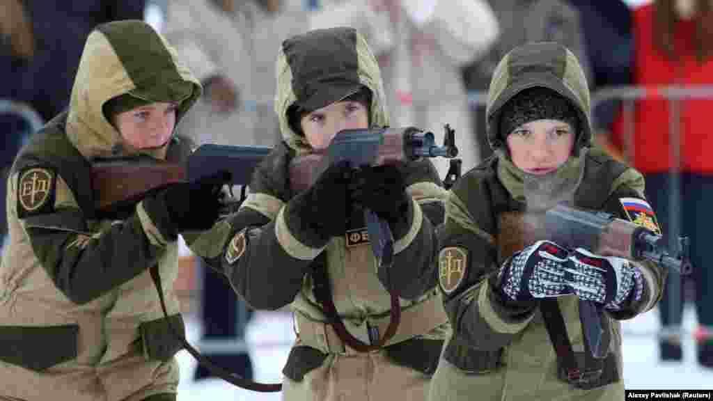Students demonstrate their aim during Defenders of the Fatherland Day in Yevpatoria.